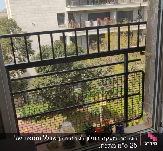 מסגרת חלון עם עציצים על אדן החלון